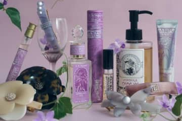 ミュシャ《椿姫》着想のフレグランスが新デザインに、“椿の花”ヘアアクセも