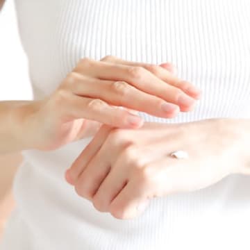 猫にとって危険！飼い主が使う『手・顔・髪のアイテム』4選　舐めると起こる健康リスクから対策まで