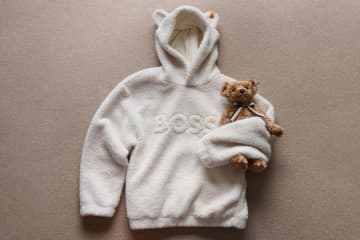 ボス×シュタイフまるで“テディベア”耳付きもこもこフーディ＆ロングコート