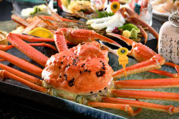 【解禁】皇室献上の名蟹を堪能！休暇村越前三国が活蟹2杯使用の「越前がに極魅コース」を1日30食限定で発売！