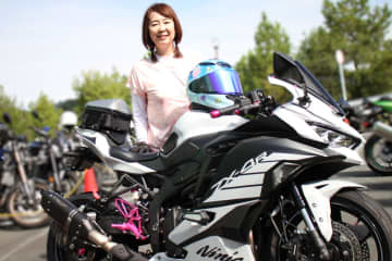 ホワイトの車体+ピンクの差し色で個性的にカスタム　ZX-4R【みんなのバイク】