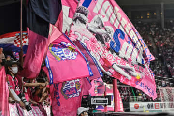 ｢これ無料はやばい｣ C大阪が先着2万名に黄金期マンUを彷彿!?｢襟付き×SHARP｣デザインの大阪名所入りコンフィットシャツプレゼント！｢カントナごっこしましょ！｣