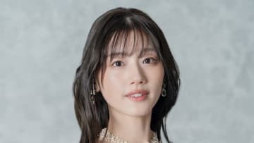 元日向坂46・佐々木美玲 初ウェディングドレス姿で美デコルテ際立つスタイル披露！バルーン持ってとびきり“みーぱんスマイル”も