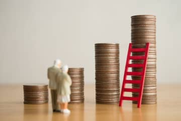 “年金支給67歳”引き上げ検討って本当？ 65歳定年の人は“無収入2年”どう乗り切る？