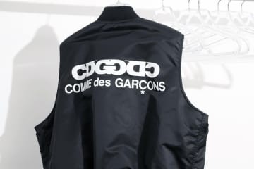 CDGロゴ入りブラックのMA-1ベスト、アルファ インダストリーズとコラボで