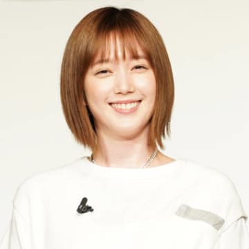 本田翼、薄手のストッキングで大胆脚見せ！「オーラが凄い」「美脚すぎませんか！！」の声