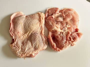 鶏モモ肉、皮面に塩をかけないほうがいいのか　焼き比べをしてみると？