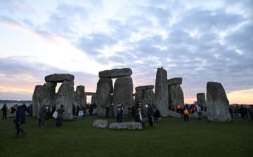 ルーブル美術館の強盗事件を受けストーンヘンジでも防犯訓練　石は１個２５トン