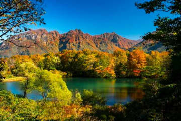 紅葉の当たり年！「白池に映る秋の彩りと山々の絶景を楽しむ、戸倉山の古道登山」【新潟県】