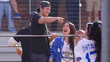 真美子さんがド軍妻たちと輝く笑顔見せる　ポストシーズン初戦から夫たちを笑顔で支えた妻たちがパレードを楽しむ