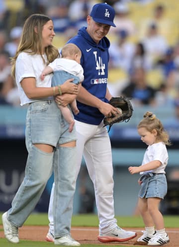 WS連覇だから見られた成長　ウィル・スミスの娘が昨季は生後8日と史上最年少でトロフィーにすっぽりも今年はトロフィーの前に鎮座