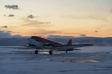 日本の観測隊、空路で南極入り！ DC-3改造機「バスラー BT-67」が活躍