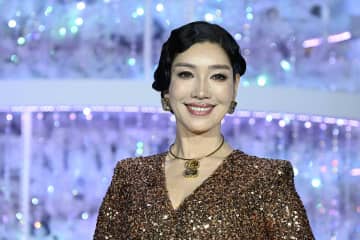 アンミカ　金ラメ姿で初めてのクリスマス点灯式　観客は「人間ミラーボールや！」