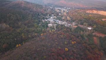 秋の山々に鮮やかな色彩　中国安徽省淮南市