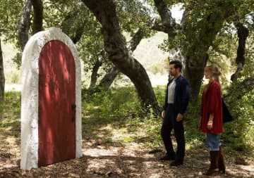 もしも人生をやり直せる不思議なドアがあったら？コリン・ファレル、マーゴット・ロビーW主演『ビューティフル・ジャーニー ふたりの時空旅行』場面写真解禁