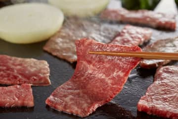 半年に1度「焼肉きんぐ」で“無料食べ放題”する同僚。「株主優待が届く」とのことですが、いくら買えば対象になりますか？「物語コーポレーション」の優待を確認