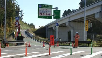 三陸道でクマとトラック衝突　死んだクマは成獣か…子グマ2頭が数時間とどまり続け一部区間で10時間の通行止めに　岩手・野田村
