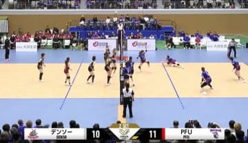 女子バレーで“ミラクルショット” 本人も驚愕！ レシーブがそのまま相手コートに…うつ伏せガッツポーズに会場もどよめき