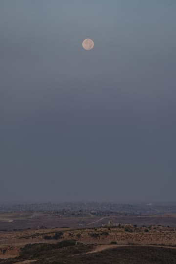 ガザ上空でスーパームーン　がれきの街、浮かび上がる