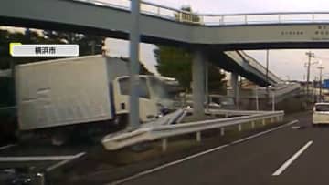 「おぉー！あーあ」強引に進路変更のトラックがバランス崩し3台巻き込む事故「このタイミングで曲がるのは変だなと」