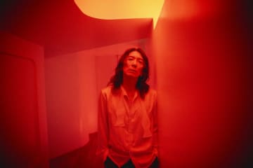 吉井和哉、「甘い吐息を震わせて」MV撮影の裏側を捉えたBEHIND THE SCENES公開