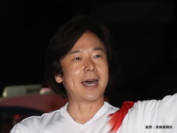 ひろみちお兄さんが“おじいちゃん”に! 初孫にミルクをあげる姿に反響の声続々