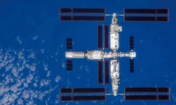 中国が宇宙船「神舟20号」の帰還を延期　スペースデブリが衝突した可能性