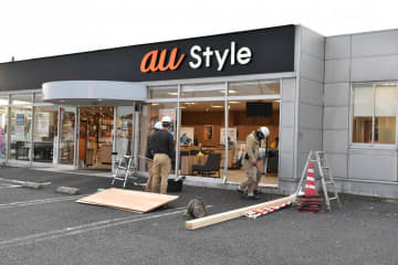 店舗に71歳の車突っ込む　客の女性けが　茨城・古河