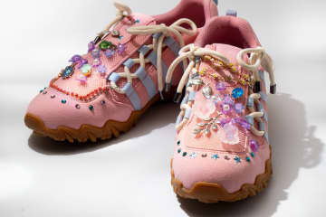 貴和製作所“フラワービーズ”煌めくピンクスニーカー＆クリスタルのリボンクリップ、ラフォーレ原宿で