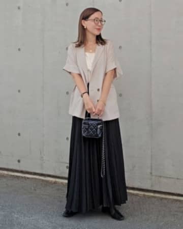 プリーツスカートの上に着るアウターは？ 似合う上着を大特集！