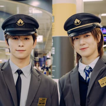 INI･後藤威尊&佐野雄大「背筋が伸びていた気がします!」　地元・大阪で1日駅長に就任