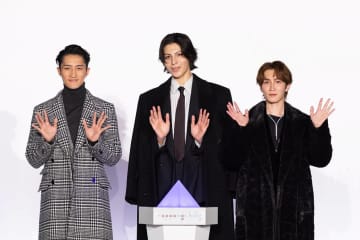 Snow Man岩本照＆渡辺翔太＆ラウール、イルミ点灯式に登場　けやき坂の景色に一番似合うメンバーは“舘様”