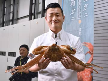 ズワイガニ漁解禁初競り　金沢では1匹450万円