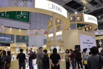 日本の食品や酒類が人気　試食・試飲に行列も　第8回輸入博