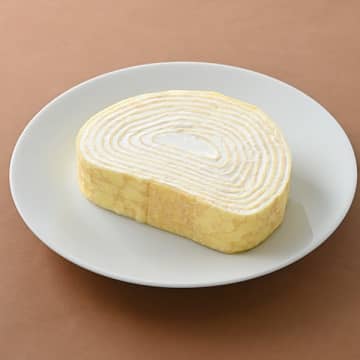 クレープ生地と北海道生クリームをブレンドしたホイップクリームのミルクレープがロールケーキ状で食べやすい! ファミリーマートが「ミルクレープロール」を発売