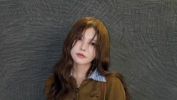 益若つばさ “絶対領域”あらわなミニスカ姿披露!「破壊力バツグン」ファン絶賛の美脚ショット公開