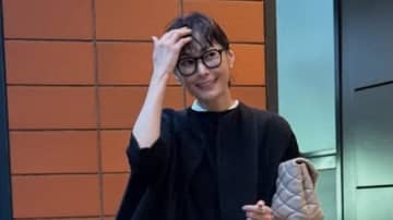 田丸麻紀 海外テイストの暖炉つき自宅をクリスマスモードに!息子と一緒にツリーを飾る様子や兄弟での日常のほほ笑ましい1コマも公開