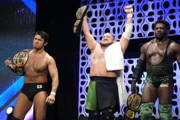 【AEW】悪党転向の柴田勝頼「THE OPPS」が非情のトリオ王座防衛! 元相棒の背中破壊