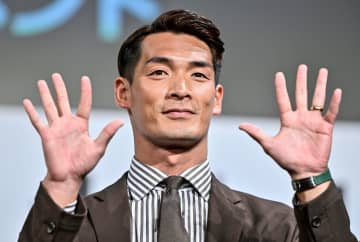 ｢ニヤニヤしちゃう｣元サッカー日本代表・槙野智章＆美人女優妻＆激カワ愛犬、じゃれ合い姿に｢美しい夫婦｣｢こんな夫婦憧れだよ!!!｣の声