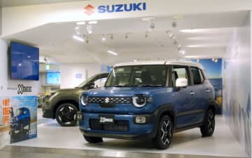 駅ナカに展示されているクルマはどうやって運ばれる？ スズキ「クロスビー」の浜松駅搬入を紹介する動画を公開