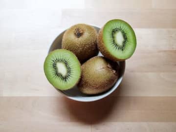 「キウイの皮」捨てるの待って！思わず保存したくなる〈驚きの使い道〉に注目。「まさか料理で役立つなんて…」
