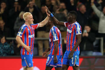 プレミア前節負傷交代の鎌田大地は後半からピッチへ！　パレスは毎熊晟矢欠場のAZを3発撃破