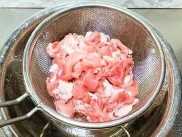 冷凍肉を今すぐ使いたい！美味しいまま素早く「解凍」する方法。やってみると格段に違いますよ♪