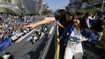 大谷翔平、優勝パレードで真美子さんとの幸せ2ショットにSNS沸騰「何話しかけてるの？」「笑顔が輝いてます」