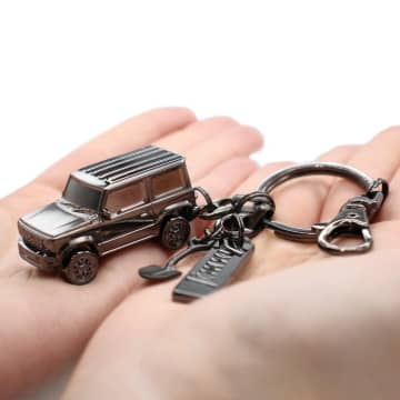 「熊よけの鈴」にもなる!? SUZUKI公認「ジムニー キーチェーン BLACK EDITION」が3000個限定で予約開始！