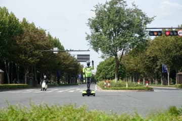 「ロボット交通警察官」が烏鎮の街頭で勤務開始―中国