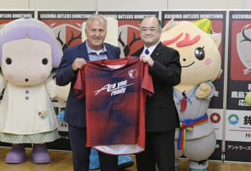 地域一帯でJ1鹿島応援　ジーコさん、新デザインシャツ贈呈　茨城・鹿嶋