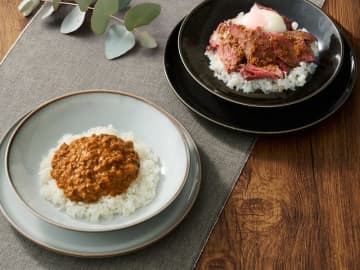 ボリュームたっぷりのプラントベース「キーマカレー丼」が税込390円! イケア初のディナーメニュー「丼ぶりメニュー」が本日6日(木)発売～「ローストビーフ丼」も登場