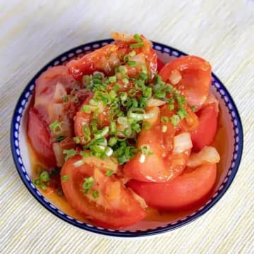 【トマトにコレを和えるだけ♡】「あまりにも簡単で飛ぶほど旨い!」「作り置きに便利!」簡単副菜レシピ3選