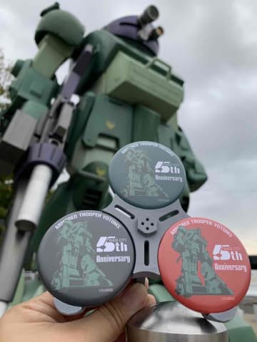 いなぎ発信基地ペアテラス、スコープドッグのターレット部分をイメージした新商品、「ターレット型缶バッジスタンド」発売決定